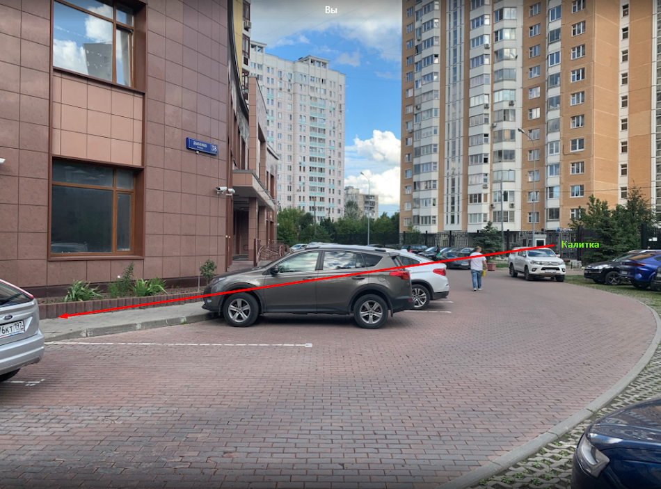 Справа от шлагбаума калитка с домофоном.